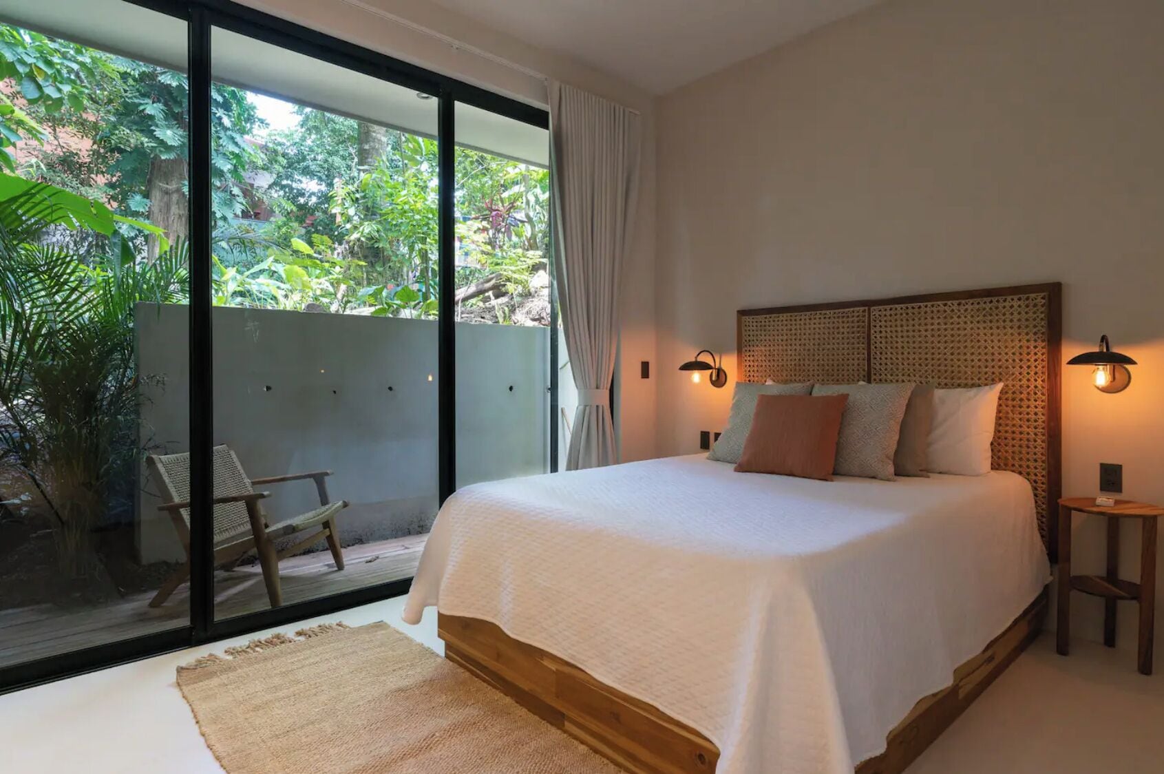 Cubrecamas, caja de seguridad en la habitación y cortinas blackout 