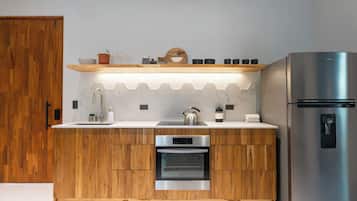 Nala Luxury Living - King Suite #1 | Cuisine privée | Réfrigérateur dans l'espace commun