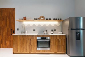Nala Luxury Living - King Suite #1 | Cocina privada | Refrigerador, utensilios de cocina y artículos de limpieza ecológicos 