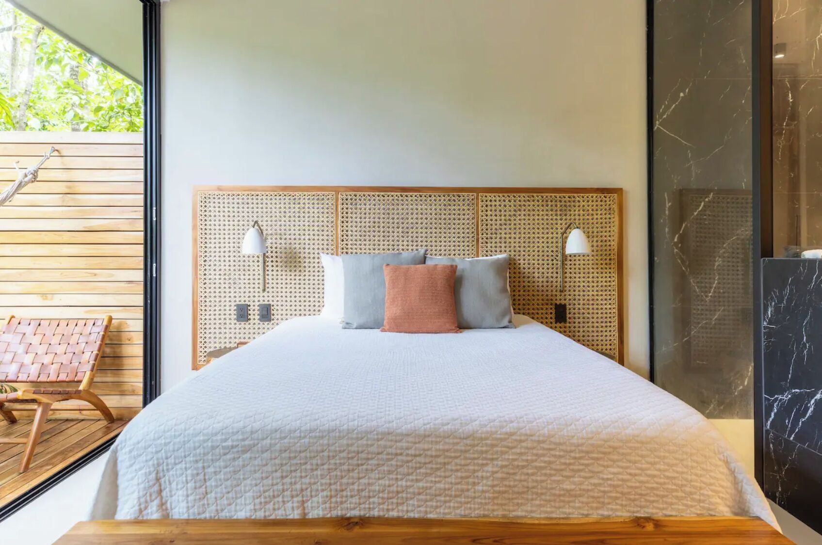 Cubrecamas, caja de seguridad en la habitación y cortinas blackout 