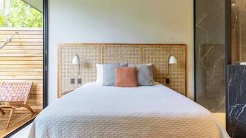 Cubrecamas, caja de seguridad en la habitación y cortinas blackout