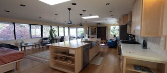 Mid-Century Modern, Custom Craftsmen 2-bedroom in Eugene - AC, Wi-Fi, & laundry