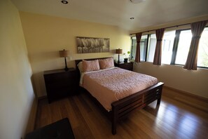 2 soverom, skrivebord, strykejern/-brett og wi-fi (inkludert)