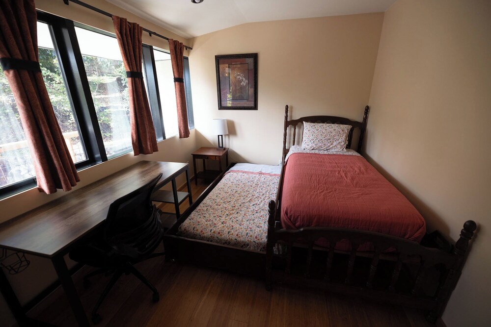 MidCentury Modern, Custom Craftsmen 2bedroom in Eugene AC, WiFi