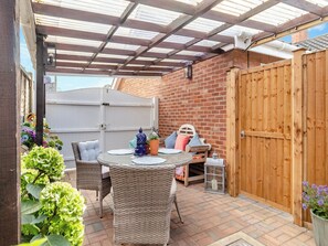 Outdoor dining - The Pleasant Pheasant Mews (Ellingham, near Bungay)