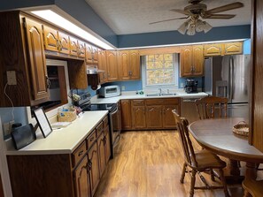 Fridge, microwave, oven, stovetop - Spacious 4-bedroom and 2-bath house with HVAC and Wi-Fi in Tompkinsville, KY.  (Tompkinsville)