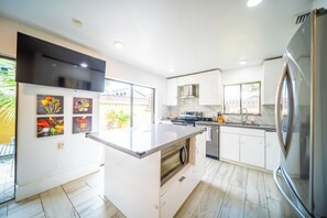 Fridge, microwave, oven, stovetop - Spacious Vitality Villa in Miami with dedicated workspace 3 bed 2 bath (Miami)