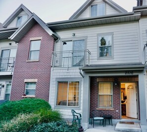 Exterior - 3-bedroom townhome in charming Ogden Enjoy skiing, hiking, art scene & nightlife (Ogden)