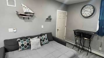 5 bedrooms, iron/ironing board, WiFi, bed sheets
