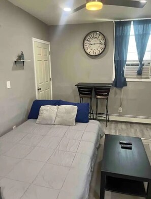 5 bedrooms, iron/ironing board, WiFi, bed sheets