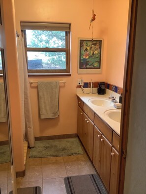 Sèche-cheveux, bidet, serviettes fournies, savon