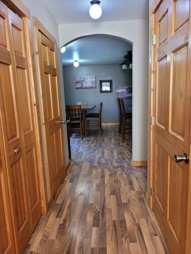 Charming 3-bedroom log home with sauna only 5 miles from Roseau.