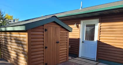 Charming 3-bedroom log home with sauna only 5 miles from Roseau.