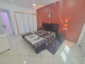 3 chambres, fer et planche à repasser, Wi-Fi, draps fournis