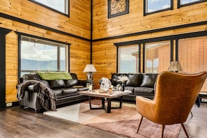 Smart TV, fireplace, video games, table football - Epic View~Sleep24~85" Theater~VRStudio~Prime Loc (pigeon forge)