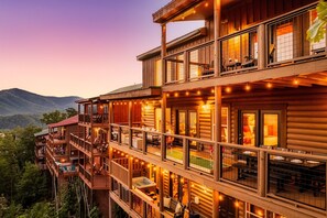 Outdoor dining - Epic View~Sleep24~85" Theater~VRStudio~Prime Loc (pigeon forge)