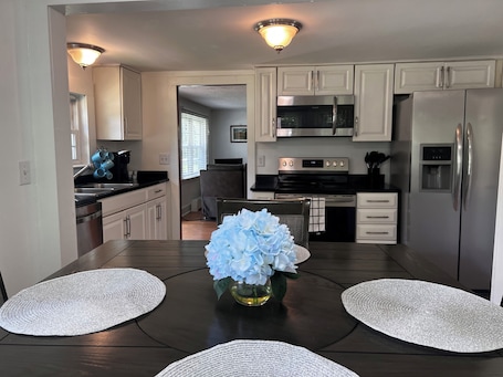 Fridge, microwave, oven, stovetop. Charming 2-bedroom Cottage with AC and WiFi in Pilot Mountain