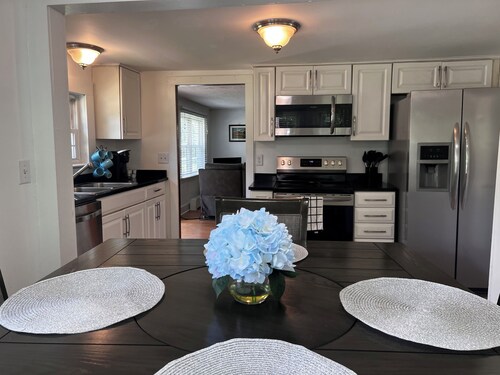 Charming 2-bedroom Cottage with AC and WiFi in Pilot Mountain