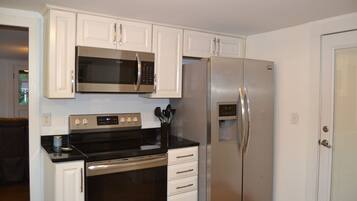 Kjøleskap, mikrobølgeovn, ovn og kokeplater