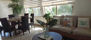 Living area - Beach Apartment with Swimming Pool and Tennis Court (Manzanillo)
