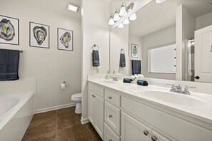 Sèche-cheveux, serviettes fournies, savon, papier toilette