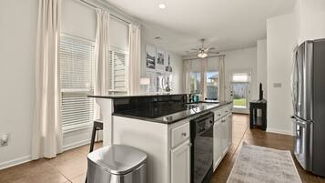 Kjøleskap, mikrobølgeovn, ovn og kokeplater