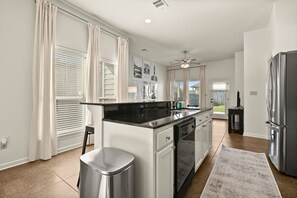 冷蔵庫、電子レンジ、オーブン、コンロ