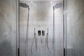 Ducha, secador de pelo y bidé
