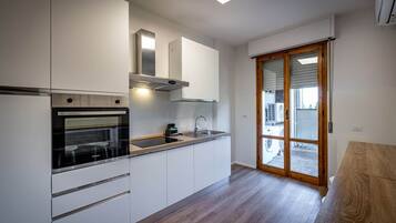 KĂŒhlschrank, Mikrowelle, Ofen, Herdplatte