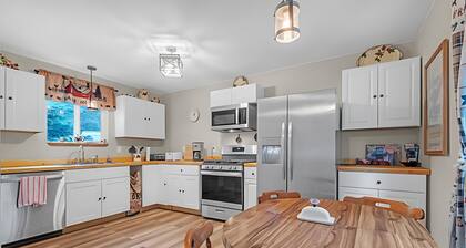 Charming 3-bedroom cottage in serene Enumclaw with AC
