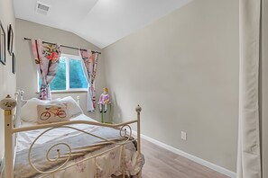 3 chambres, fer et planche à repasser, Wi-Fi gratuit, draps fournis