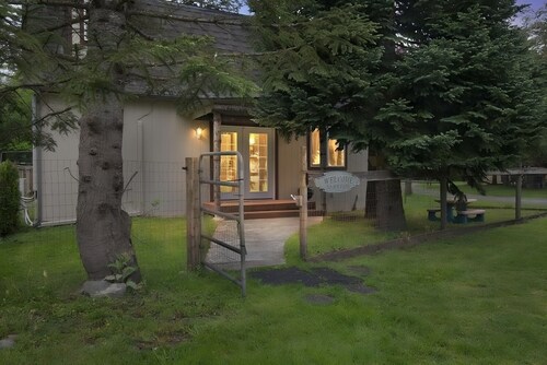 Charming 3-bedroom cottage in serene Enumclaw with AC