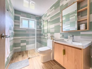 Dusche, Haartrockner, Bidet, Handtücher