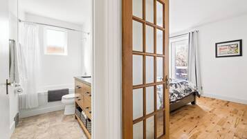 2 bedrooms, desk, iron/ironing board, travel cot