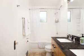 Secadora de cabello, bidet, toallas, jabón