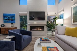 TV connectée, cheminée, chaîne hi-fi