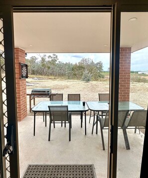 Outdoor dining - Marulan Rural Getaway - Work Yard (Marulan)
