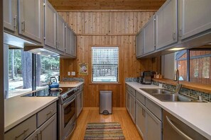 Fridge, microwave, oven, stovetop - Charming 2B2B cabin home in enchanting Truckee. Perfect vacation get-a-way. (Truckee)