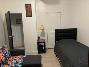 1 slaapkamer, een strijkplank/strijkijzer, wifi, beddengoed