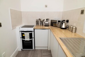 Een microgolfoven, een oven, een kookplaat