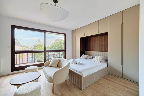 Een strijkplank/strijkijzer, wifi, beddengoed