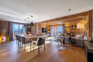 Fernseher, Kamin, Videothek, Stereoanlage