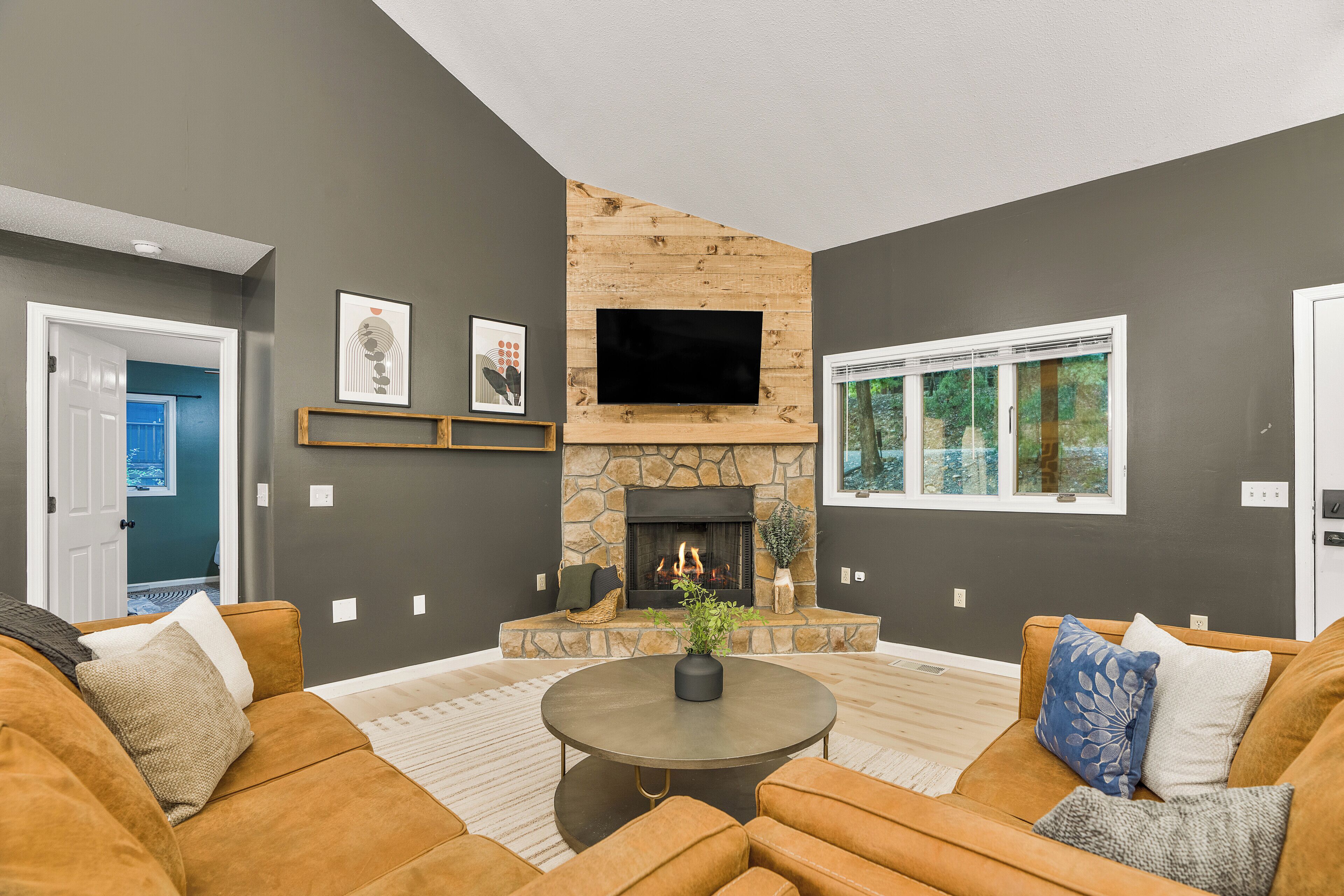 智能電視、壁爐、足球機