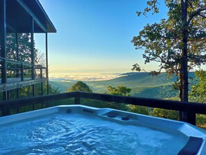 Outdoor spa tub - Lux Cabin Mountain Escape - Scenic Views, River, Hiking, Kayaking (Compton)