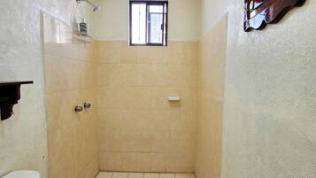 Casa básica, patio | Baño