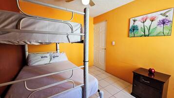 Casa básica, patio | 2 habitaciones, tabla de planchar con plancha y wifi gratis