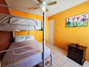 Rumah Basic, patio | 2 kamar tidur, setrika/meja setrika, dan Wi-Fi gratis