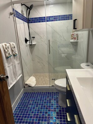Shower, eco-friendly toiletries, hair dryer, towels - Comfort and Elegance - Entire home in Leadville, Colorado, United States (Leadville)