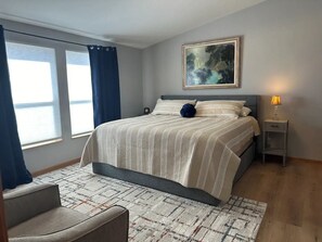 3 chambres, bureau, fer et planche à repasser, lit de bébé portatif