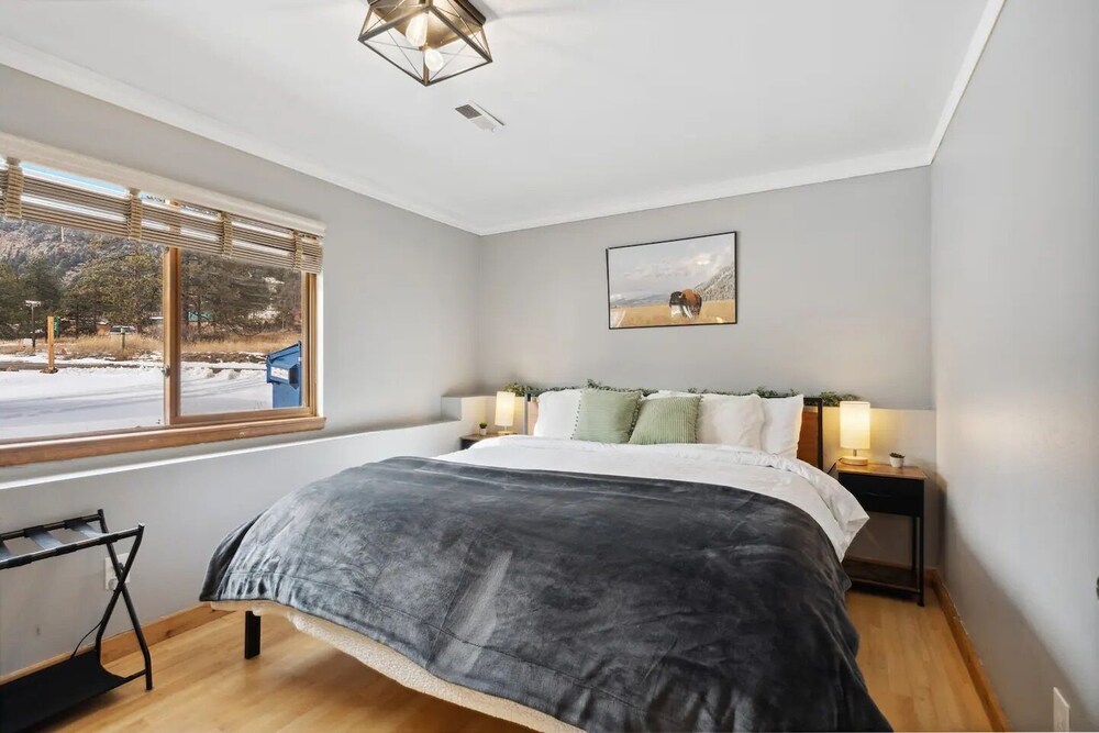 HOT TUB, Mountain Views, Wifi, Easy Paved Road, 45 minutes from Denver